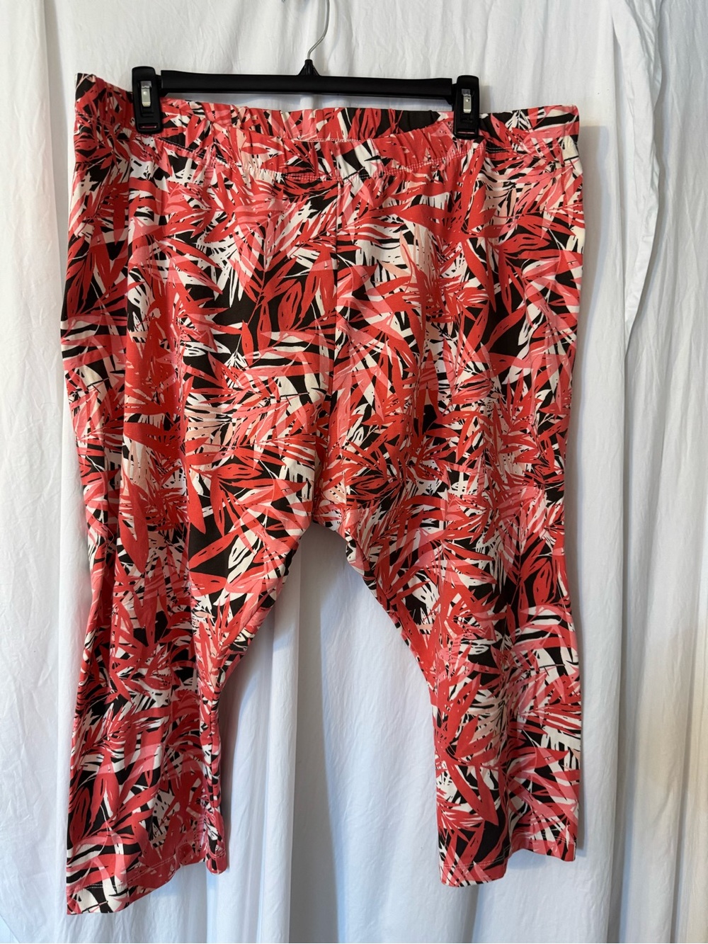 Roaman's Coral and Black Leaf-Print Capri Leggings Size 3X 30/32. Great Item